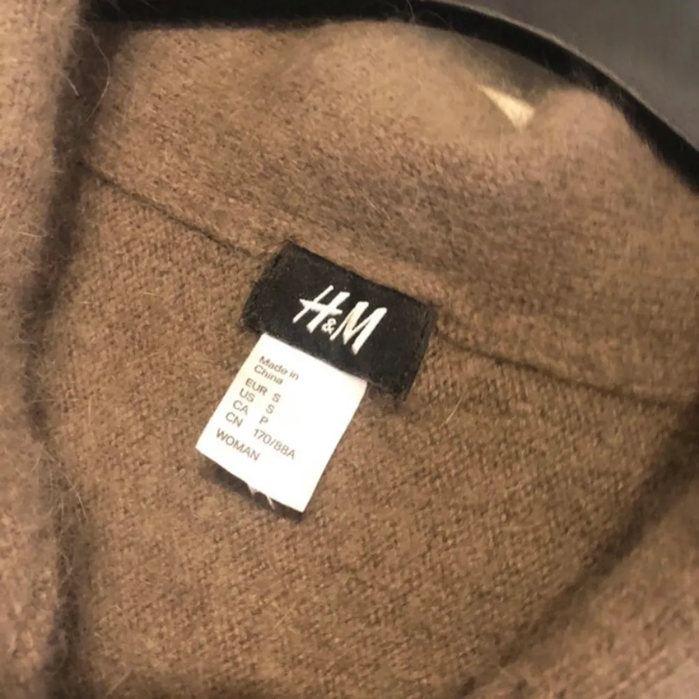 Säljer en mysig brun bolerotopp från H&M i storlek M. Perfekt för höst och vår med sin mjuka och varma känsla. Toppen har trekvartsärmar och en stilren design som passar till många olika outfits. Ett måste i garderoben för den som gillar lager på lager-stilen! Använd fåtal gånger . Neuletakit & Villapaidat.