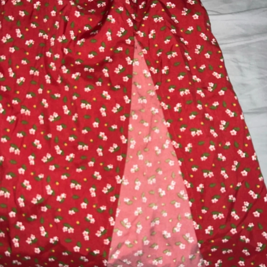 Röd blommig klänning med knytband - 90