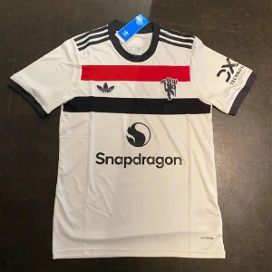 Manchester Uniteds tredje tröja  - Säljer Manchester Uniteds tredje tröja, storlek S, baksidan är tom, helt clean. Väldigt fin o omtyckt tröja. Lappar finns kvar så som man även ser på bilden. Helt ny o i super skick. Nypriset ligger på 1 149kr.