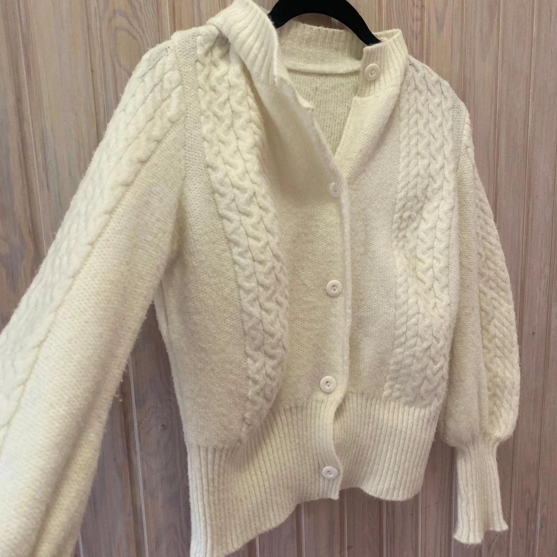 Vit stickad kofta med flätmönster - 91