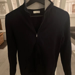 Zip-tröja mörkblå - Riktigt snygg halfzip i storlek 164 med dragkedja. Väldigt bra skick, tveka inte vid frågor.