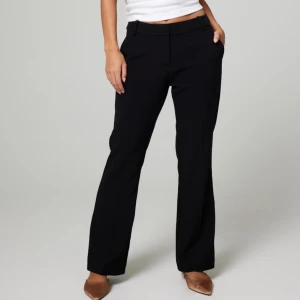 Svarta kostymbyxor - Snygga svarta kostymbyxor i petite, low waist och bootcut passform. använt dem max 4 gånger och har inga defekter💕💕💕