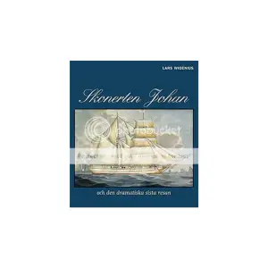 Året var 1912. Efter en ovanligt stormig resa från Sundsvall närmade sig skonerten Johan av Bergkvara Engelska kanalen på sin resa till Shoreham, ett stycke väster om Dover. Man skrev fredagen den 1 november och halv fyra på eftermiddagen hade det engelska fyrskeppet Galloper siktats och medgett en bra bestämning av positionen. Allt verkade vara i sin ordning men plötsligt gick Johan på grund.  Hur kunde det hända och vad hände sedan?  Detta och mycket mera kan utläsas av Johans två sista skeppsdagböcker, som omspänner nästan på dagen ett år. Det är inte känt var de två dagböckerna har befunnit sig de senaste nästan nittio åren innan de dök upp på en välgörenhetsmarknad. Med hjälp av dessa skeppsdagböcker har Lars Wigenius skrivit en intressant och informativ historia från skutfartsepokens Skåne.  I författarens sällskap följer vi skonerten Johan mot den siata och ödesdigra resan när hon grundstötte vid Goodwin Sands på kvällen den 1 november 1912.    Format Kartonnage   Omfång 118 sidor   Språk Svenska   Förlag Breakwater Publishing   Utgivningsdatum 2002-06-01   ISBN 9789197437929  