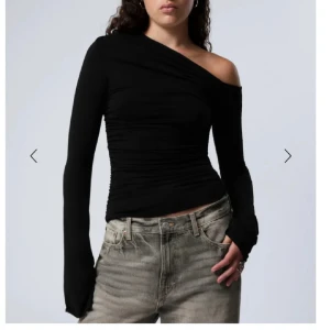 Svart off shoulder topp - Superfin långärmad topp, off shoulder. Perfekt till vardag eller till fest. Helt oanvänd och i nyskick, har prislappen kvar