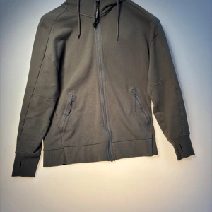CP-Company Hoodie. - CP-Company Hoodie i storlek M. Hoodien är i väldigt bra skick, finns inga tecken på användning. Modellen är 186cm. Vid fler frågor hör av er i pm! 🙌🏻🔥