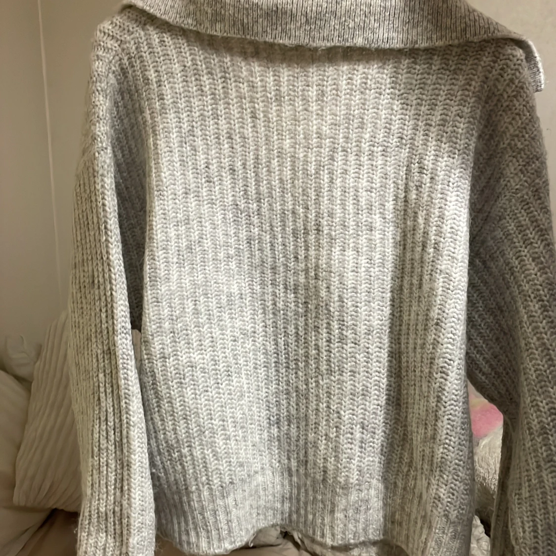 Grå stickad tröja från Gina Tricot - 1