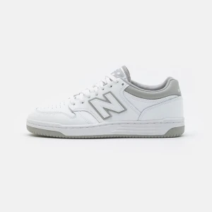 New balance 480 - Snygga vita sneakers från New Balance med grå detaljer och klassisk snörning. 