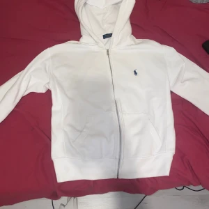 Polo Ralph hoodie - Säljer min Polo ralph Laurent hoodie då den inte kommit till användning, Köpte för 1,200 tror jag på pondus. Använd en gång sen har den varit i min garderob, tvättar såklart innan ni får den!