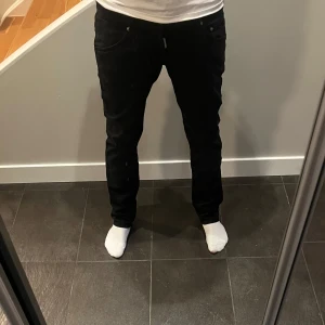 Svarta jeans från Dsquared2 - Snygga svarta jeans från Dsquared2 med klassisk design. De har en normal passform och är tillverkade i ett slitstarkt material. Byxorna har knappar och dragkedja framtill samt märkets logga på bakfickan. Det är en pytteliten skada fram på vänster knä. Jag skulle säga att dom är lite små i storleken. Om du är intresserad så tveka inte på att skriva :)