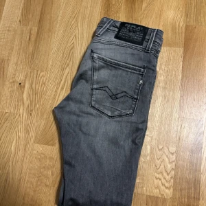 Replay anbass - Säljer dessa svarta replay jeans med en ljusare tvätt, storlek w29/L32 så passar de flesta. Skicket är väldigt fint och jeansen har inga defekter. Kom med bud och andra frågor:)