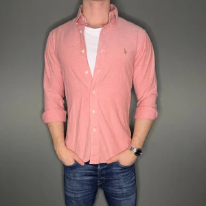 Ralph lauren skjorta - Hej säljer nu min fina Ralph Lauren skjorta i storlek M. Den är i nyskick och kommer vara otroligt snygg nu i vinter och framåt våren. Nypris cirka 1500kr! Vi kommer att sälja liknande produkter nu närmare våren så glöm inte följa profilen!🌊🍾