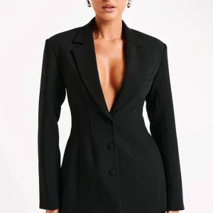 Svart kavaj klänning - Elegant svart kavaj klänning, den är precis över rumpan jättesnygg. Använd 1 gång, XS.  