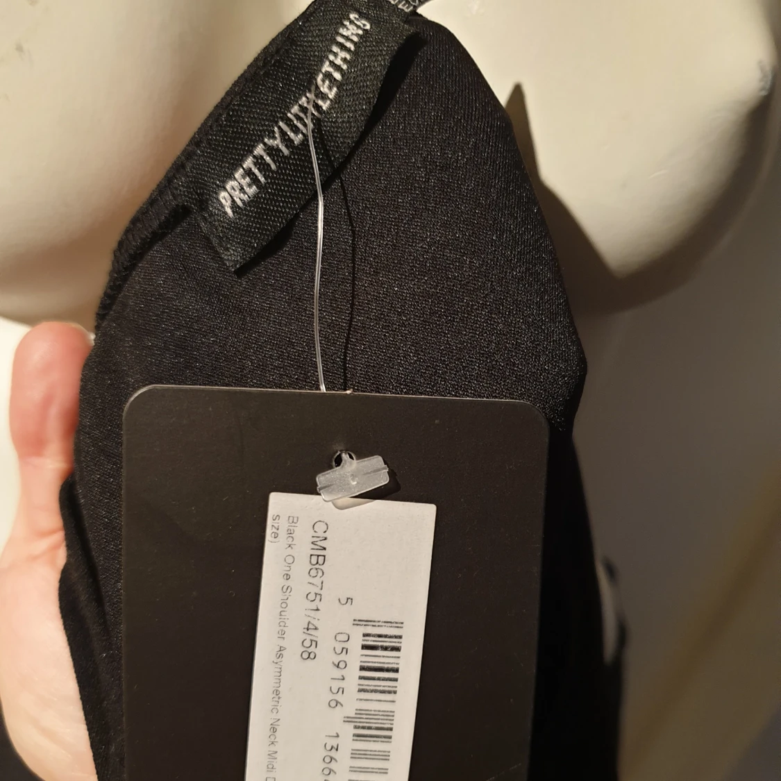 Svart oneshoulder klänning från PrettyLittleThing - 3