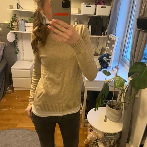 Beige tröja från VILA - Säljer en stilren beige tröja från VILA. Tröjan har långa ärmar och är tillverkad i ett mjukt material som ger en bekväm passform. Köpt för ca 400.💞💞kontakta för fler bilder🩷