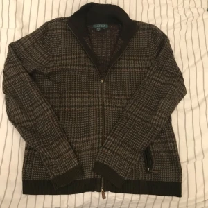 Stickad Ralph Lauren full zip - Säljer nu en as fet vintage Ralph Lauren full zip som är i riktigt skönt material, 100% bomull. Riktigt bekväm och stilig. ÄKTA. Storlek L men sitter mer som en S/M. Vid frågor/funderingar är det bara att kontakta mig!