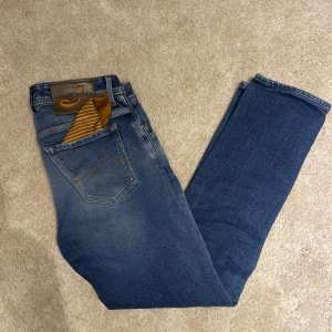  Jacob Cohen jeans - Riktigt snygga blå jeans från Jacob Cohen i modell Style 688, storlek 30. Jeansen är i toppskick och inga defekter. Hör av dig vid minsta fundering, priset är inte hugget i sten💯