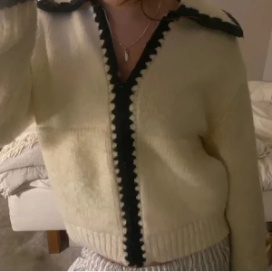 Vit kofta  - Lägger ut igen pga oseriös köpare. Jättemysig vit kofta från Zara med svarta detaljer. Använd vid enstaka tillfälle. Storlek 14 år men passar allt från XS-M beroende på hur man vill att den ska sitta🩷 (lånade bilder) 