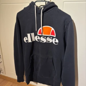 Ellesse hoodie - Säljer en svart hoodie från Ellesse i storleken S och är i bra skick och inte använd många gånger, inga fläckar eller liknande på den.