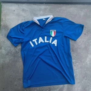 ITALIA jersey  - Säljer HELT Ny italia jersey. Oanvänd. M störlek
