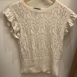 Begie/vit söt topp - Säljer min fina topp från Lindex. Den är i bra skick och perfekt nu till våren och sommaren. 