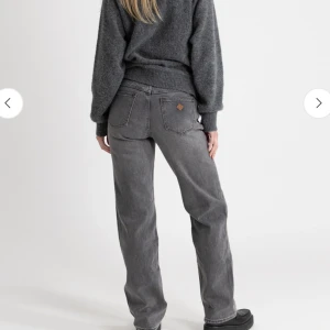 Abrand low wist - Grå jeans  - Snygga grå lågmidjade jeans med rak passform och klassisk femficksdesign. De har en diskret logga på bakfickan och är från Abrand. Ny pris ligger på 1000kr men säljer för 449kr