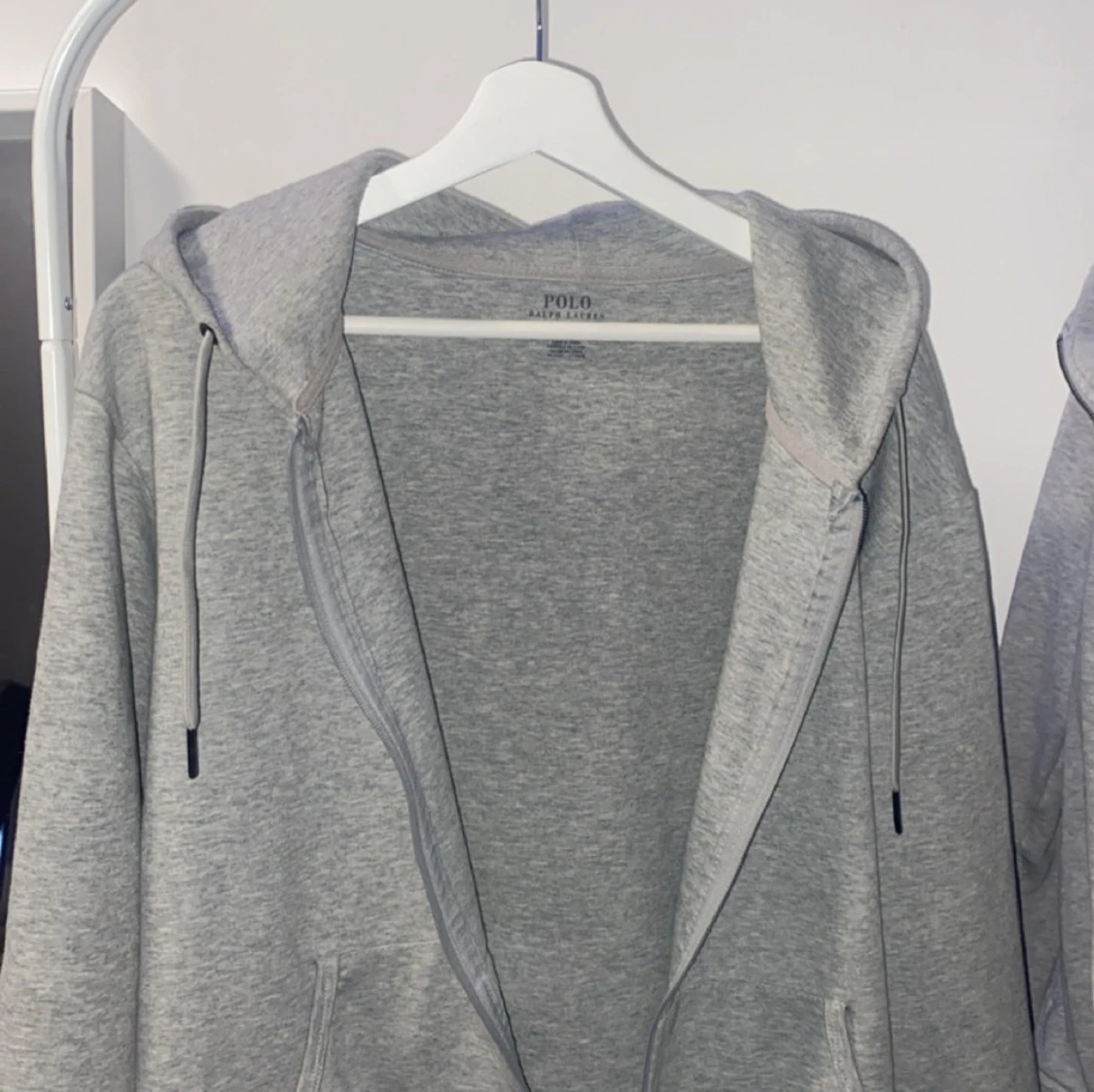 Säljer en grå Ralph lauren zip hoodie  - 3