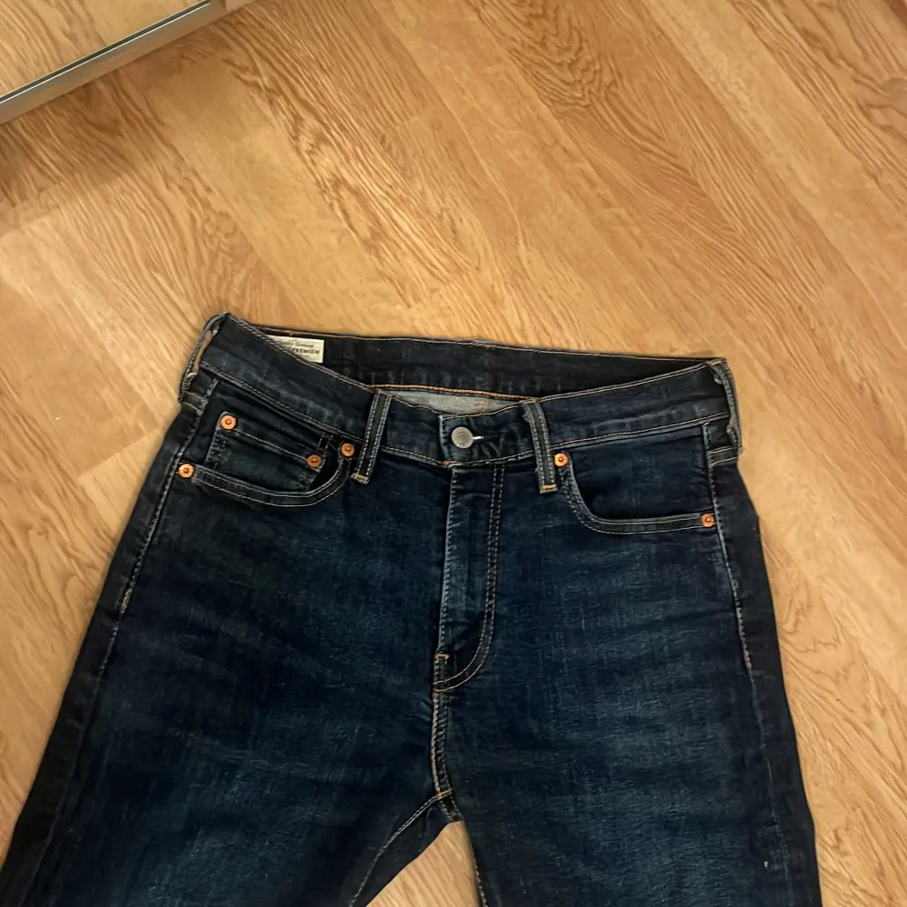 Snygga mörkblå jeans från Levi's!! Passar slim fit och har inte använd den så mycket för att den va för stor för mig. Pris kan diskuteras i snabbköp. Farkut & Housut.