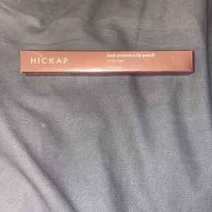 Hickap Mad Precision Lip Pencil - Hickap Mad Precision Lip Pencil i nyansen 'Burnt Sugar'. En läppenna med en mjuk och precis spets för att definiera läpparna. Perfekt för att skapa en naturlig look eller som bas för läppstift.