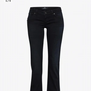 Svarta bootcut ltb jeans - Snygga svarta bootcut jeans med låg midja och klassisk femficksdesign. Perfekta för en stilren look, dessa jeans har en knapp- och dragkedjestängning framtill. Helt slutsålda i denna storlek överallt och är inte använda en enda gång 💗dom är väldigt mörkblåa i färgen så nästan svart