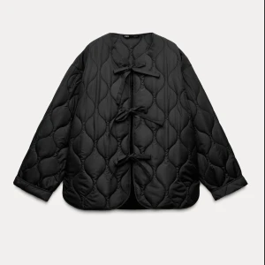 Svart quiltad jacka med knyt - Snygg svart quiltad jacka från Zara med unika knytband framtill🤍 helt slutsåld på deras hemsida och går inte längre att köpa 🤍Jackan har en oversized passform och långa ärmar, perfekt för vår och höst🤍 Den quiltade designen ger en stilren look, säljer då den tyvärr var lite för stor för mig 🤍