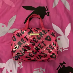 Victorias secret travel bag - Söt väska från Vs kan användas både som handväska och travel bag. Lite smutsig men det är lätt att fixa