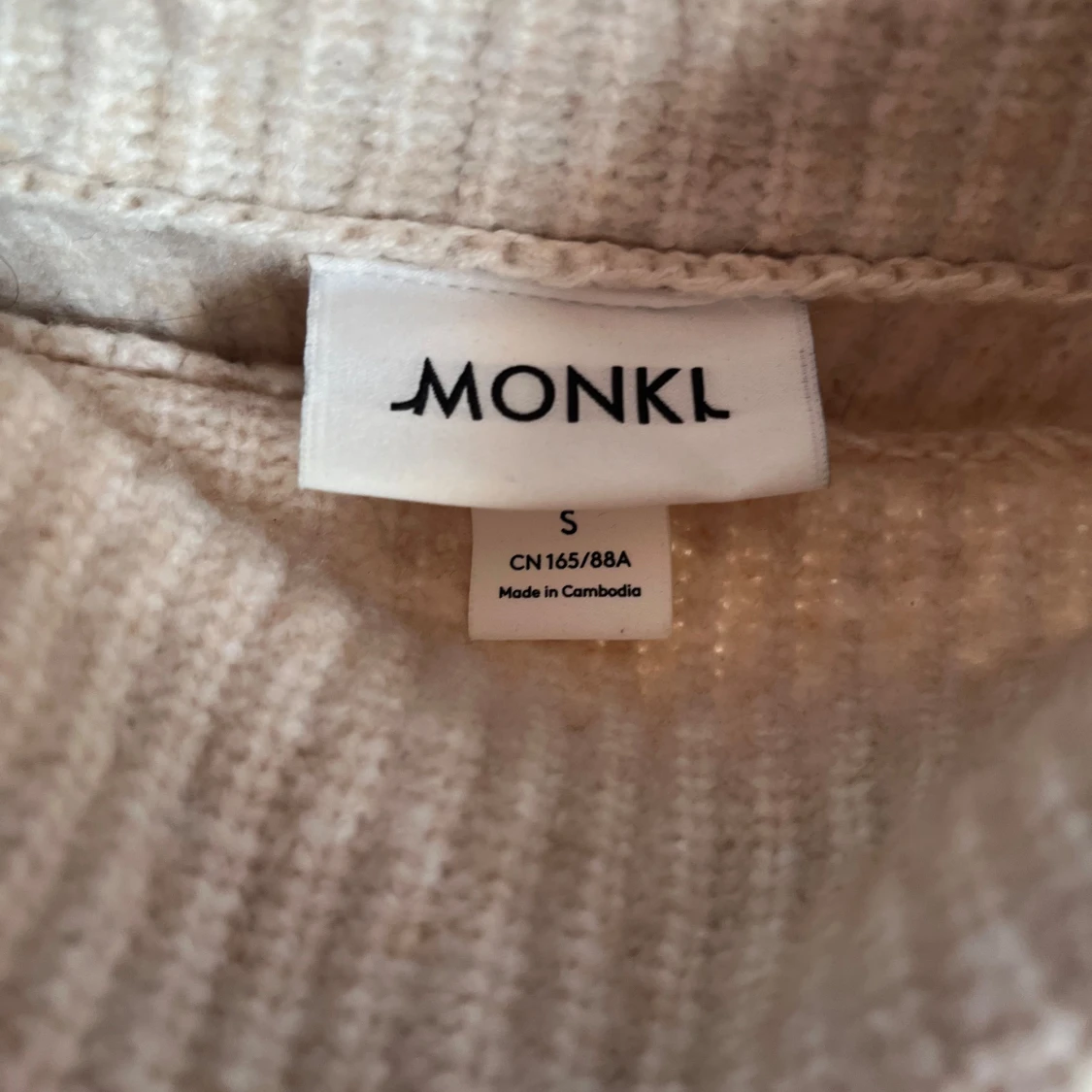 Beige stickad polotröja från Monki - 3