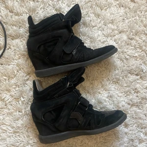 Liknande Isabell marant skor - Säljer dessa Isabell markant liknande skorna. Säljer dessa då dem är lite för stora.  Inga stora bieffekter. Storlek 39💞