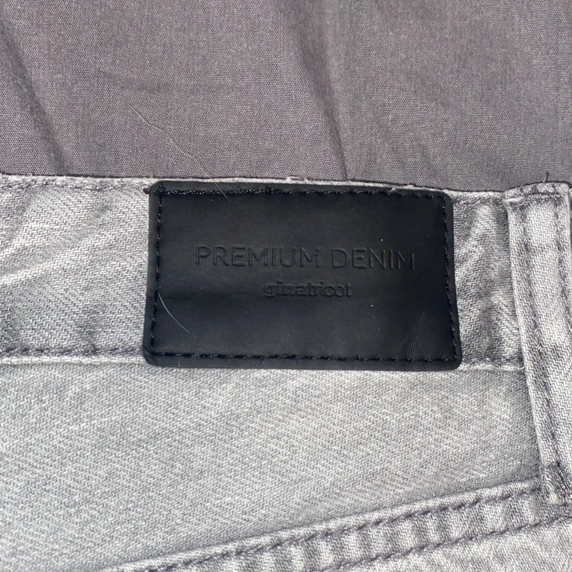 Grå jeans från Ginatricot - 2