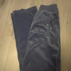Juicy Couture  - Säljer ett par juicy byxor i storlek xs. dom är inte använda så mycket och har inga hål osv. 
