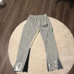 Grå mjukisbyxor från Gallery Dept i Storlek L - Säljer ett par grå mjukisbyxor från Gallery Dept i storlek L. Sköna. 