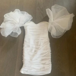 Supersnygg Studentklänning❤️ - Snyggaste och den perfekta studentklänningen❤️ Nyskick ❤️ Passar xs/s. Stretchig och formar kroppen så fint 🔥🔥🔥