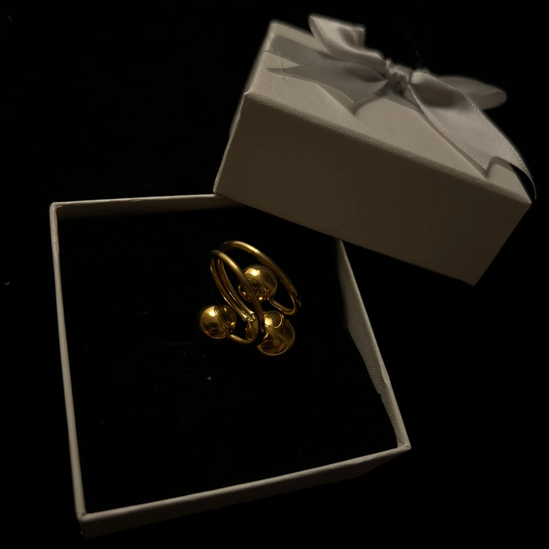 Guldig ring med kulor  - 1