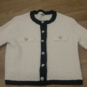 Vit stickad kofta från MNG - Säljer en vacker kofta med glittriga knappar passar perfekt till utgång/fest. Andvänt max 2 gånger 💕💕Materialet jätte mjukt och stickat 😇