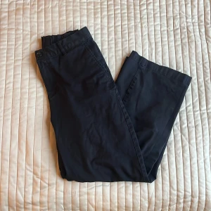 Svarta chinos MUJI - Snygga och bekväma byxor från muji I bra skick!