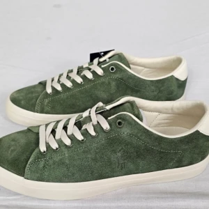 Gröna sneakers från Polo Ralph Lauren - Säljer ett par snygga gröna sneakers från Polo Ralph Lauren. De är i mocka med vita snören och en vit sula. Skorna är i bra väldigt bra skick och är nästan aldrig användna och dom kommer med originalkartong.