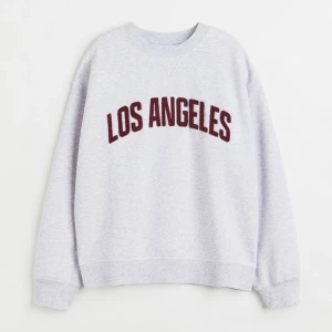 Grå sweatshirt  - Så fin grå sweatshirt med texten 'Los Angeles' i vinrött på framsidan. 