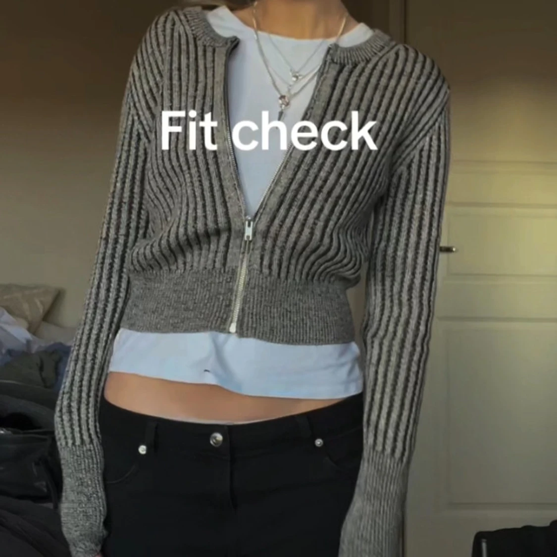 Grå ribbad kofta med dragkedja