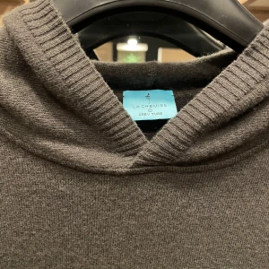 La Chemise hoodie  - Säljer en stilren mörkgrön hoodie från La Chemise. Storleken är s, skulle säga att den passar någon runt 175. Hör av er vi funderingar 