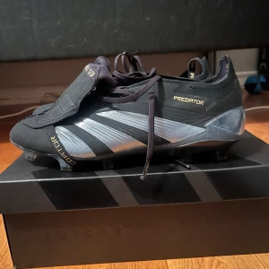 Adidas predator - Säljer nu mina adidas predator då dom är för små och inte kommer till användning. Skorna är i väldigt fint skick då de har används ett fåtal gånger. Priset kan diskuteras vid snabb affär. Nypris 3099
