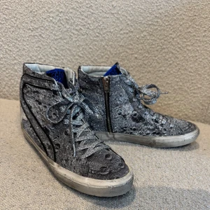 Golden Goose - Supersnygga Golden Goose i silver, oanvänt skick. 