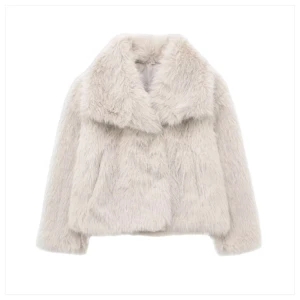 Vit pälsjacka - Säljer min superfina vit-beiga päls då den inte kommer till användning!💞Ny pris 1100kr. Jättevarm o passar till allt 