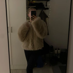 Beige pälsjacka - Säljer en fluffig och trendig beige pälsjacka med lång ärm. Jackan har en oversized passform och är perfekt för att hålla sig varm och stilren under kyliga dagar. Den är supermjuk och ger en lyxig känsla. Perfekt för höst, vinter eller våren! Storlek XL men sitter mysigt och bra på mig som brukar ha M/S och är 170 lång:)