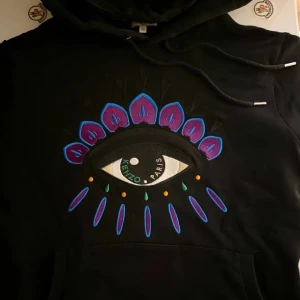 Kenzo eye hoodie - NYPRIS 3500kr Nästintill ny! Skick 9/10 Xs men passar även S jävligt snygg hoodie i sig passar med det mesta! Hör av er vid minsta lilla