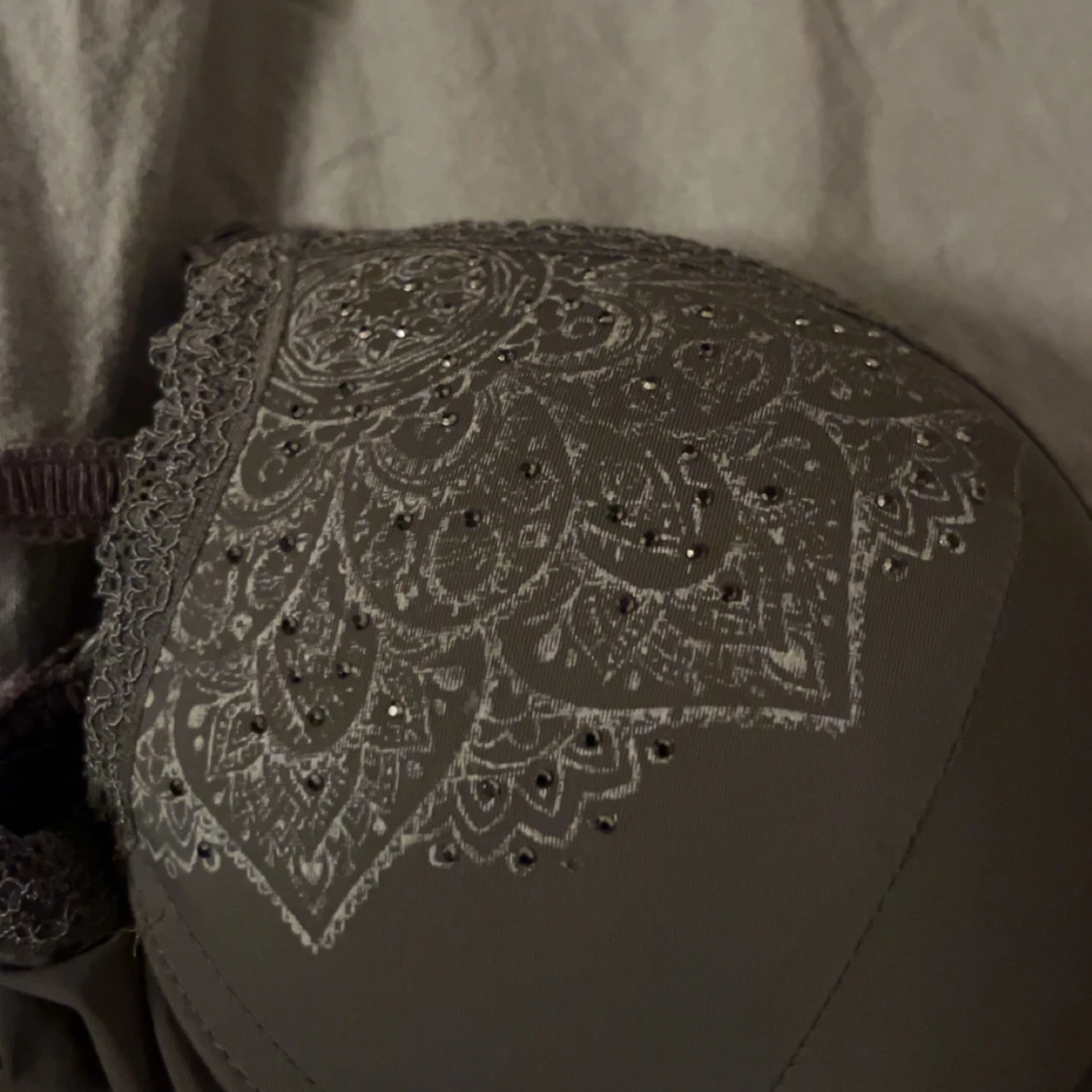 Grå bh med spetsdetaljer - 1